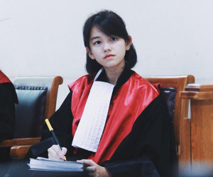 22 tuổi đã ngồi ghế thẩm phán, cô gái còn khiến CĐM trầm trồ vì xinh đẹp, thần thái đỉnh cao