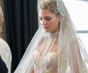 Không hổ danh con dâu nhà mốt Elie Saab: Được bố chồng dành tận 4 chiếc váy cưới Haute Couture, 1 trong số đó độc bản tráng lệ