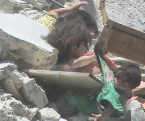 Bức ảnh gây chấn động thế giới: Bé gái 5 tuổi Syria mất mạng khi cố cứu em trong ngôi nhà sập vì trúng tên lửa