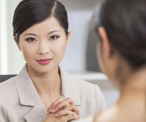Lật từng trang trong cuốn sổ ghi chép đã nhòe chữ, em chồng tôi bật khóc rồi ôm mặt bỏ chạy quên cả cọc tiền trên bàn