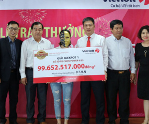 Người phụ nữ trúng xổ số Vietlot 99 tỉ đồng kể lại giây phút mua vé may mắn