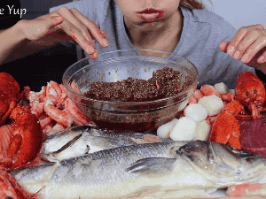 Nghi án 'nữ YouTuber bị bạo hành nghiêm trọng, phải lén cầu cứu trên chính video Mukbang của mình' đang lan truyền khắp mạng xã hội