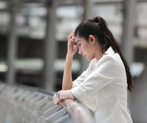 Chồng thường có những vết bầm tím trên cổ nhưng khám không ra bệnh, tôi lo lắng đến phát điên cho tới khi mẹ chồng lỡ miệng nói một câu