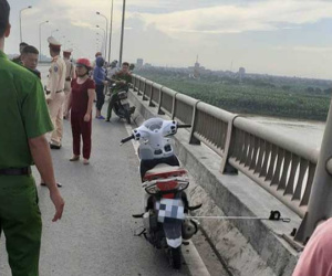 Cô gái để lại xe máy trên cầu rồi bất ngờ gieo mình xuống sông tự tử