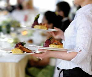 Phục vụ bàn làm đổ thức ăn lên túi của mẹ, phản ứng của con gái khiến mẹ không thốt nên lời