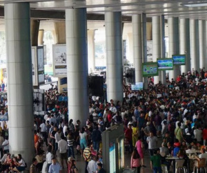 Nữ Việt kiều báo bị mất hàng trăm triệu đồng sau khi ôm người thân