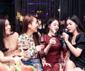 Vợ cũ Việt Anh gây bất ngờ khi đi uống rượu, 'chị chị em em' với Quế Vân dù từng vướng tin đồn 'người thứ ba'