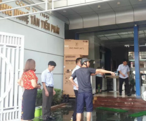 Một cảnh sát PCCC rơi từ tầng 2 xuống đất khi đang chữa cháy