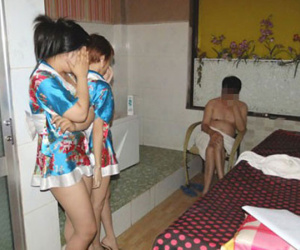 Bắt quả tang 3 nữ nhân viên ăn mặc hở hang, kích dục cho khách trong phòng VIP của tiệm massage ở Sài Gòn