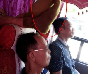 Bức ảnh gây phẫn nộ nhất MXH hôm nay: Đôi chân 'kém duyên' thản nhiên gác ngay trên đầu hành khách lớn tuổi ngồi phía trước