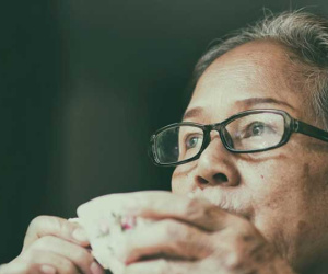 Vừa về thăm mẹ, con gái tôi đã la hét nói nhà sặc mùi xú uế rồi đùng đùng sang nhà hàng xóm lôi kéo chị dâu về