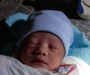 Cay mắt với bé trai còn nguyên dây rốn bị bỏ rơi trong đêm dưới chân cầu