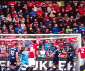VIDEO: Phil Jones tự biến mình thành trò hề với pha ngả bàn đèn... trúng tay