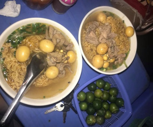 Thắc mắc vì quán ăn đêm mỗi hôm thu một giá khác nhau, cô nàng bị chủ quán mắng cho 'vuốt mặt không kịp'