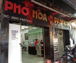 CLIP: Phở Hòa liên tục bị giang hồ tấn công, khách hàng hoảng loạn tháo chạy