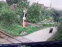 Video: Khoảnh khắc người phụ nữ băng qua đường sắt bị tàu hỏa đâm tử vong