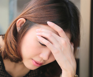 Đang đi chụp ảnh cưới, một người đàn ông huých vào tay tôi làm rơi tập tài liệu, thứ bên trong lộ ra khiến tôi đơ người không dám tin
