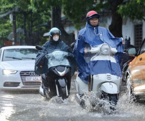 Nhiều tuyến phố Hà Nội ngập, tắc đường do mưa kéo dài
