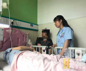 Nhấp 1 ngụm 'nước khoáng', bé gái thét lên kinh hoàng rồi lăn ra đất