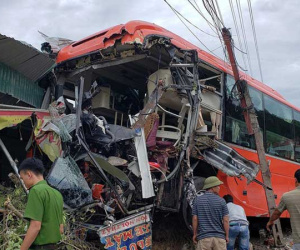 Thanh Hóa: Xe khách mất lái đâm thẳng vào nhà dân ven quốc lộ, tài xế nhập viện cấp cứu