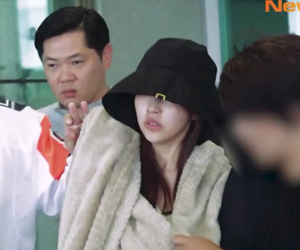 Xót xa mỹ nhân 'nước mắt kim cương' Mina (TWICE) môi trắng bợt, yếu đến mức phải nhờ dìu và bật khóc tại sân bay