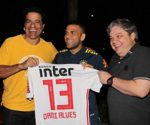 Dani Alves chính thức có bến đỗ mới