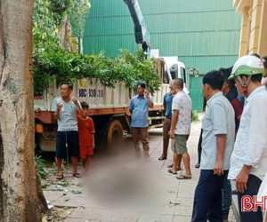 Rơi từ thùng xe cẩu ở độ cao 7m, người đàn ông tử vong tại chỗ