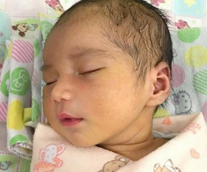 Dung mạo khó tin của em bé sơ sinh 'đẹp từ trong trứng', càng lớn càng phá nét!