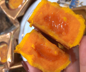 Đổ xô bán bánh Trung thu nhân tan chảy, dân buôn đua nhau dìm giá 'câu kéo' khách hàng