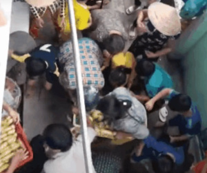 Chưa tới rằm tháng Bảy đã tranh nhau 'giựt cô hồn', dân mạng phát hoảng với clip người dân xô đẩy giành cả rổ đồ cúng