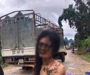 Xôn xao hình ảnh cô gái trẻ bị đánh ghen, lột quần áo và ném chất thải khắp người ngay giữa đường