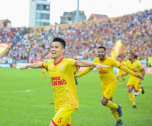 Nam Định và HAGL rượt đuổi tỷ số hấp dẫn trong ngày 'chảo lửa' Thiên Trường không còn chỗ trống