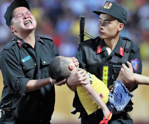 Cảnh sát trận Nam Định - HAGL nén đau, cứu mạng fan nhí có dấu hiệu co giật, nuốt lưỡi
