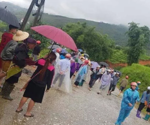 Lào Cai: Đi xe máy qua khu vực sạt lở, một người đàn ông bị đất đá đè tử vong