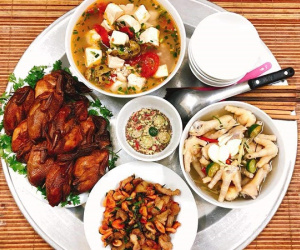 Vừa bầu lại nuôi con nhỏ, vợ trẻ 9x suốt ngày nấu cơm tuyệt ngon vẫn sợ mình vô dụng