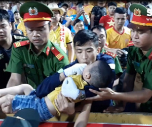 Trước hai chiến sĩ CSCĐ, đây mới là người đầu tiên phát hiện và giữ lại tính mạng cho bé trai bị co giật trên sân Thiên Trường