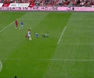 Xem lại tình huống Walker tung người cứu thua không tưởng trên vạch vôi, giúp Man City vô địch Siêu cúp Anh