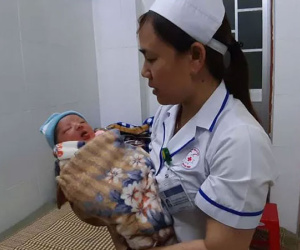 Một mình tới bệnh viện sinh con rồi bỏ đi