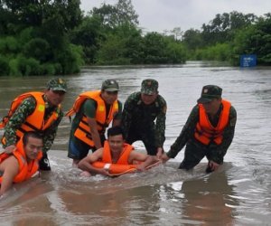 Cứu 3 người dân thoát chết khi mắc kẹt trong dòng nước lũ
