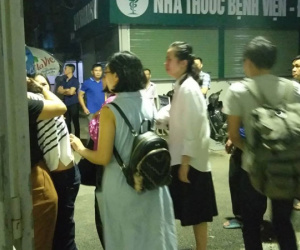 Nhân chứng kể lại giây phút tài xế ôm bé trai 6 tuổi ra khỏi ô tô: Mọi người hốt hoảng, ai cũng nghĩ cháu bé bị ngạt