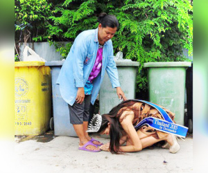 Khi Hoa hậu đội vương miện quỳ lạy cha mẹ: Lòng hiếu thảo của một người con và nét đẹp văn hóa tại đất nước Thái Lan
