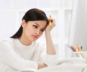 Khi cô gái lạ mặt tìm đến tận nhà vỗ ngực xưng tên xong, mẹ chồng vội đóng cửa lại rồi dặn tôi ngồi im xem bà xử lý, càng nghe bà nói tôi càng trợn mắt khâm phục