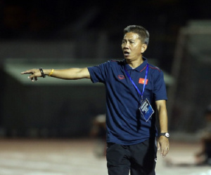 HLV Hoàng Anh Tuấn không ăn mừng dù U18 Việt Nam đánh bại Malaysia