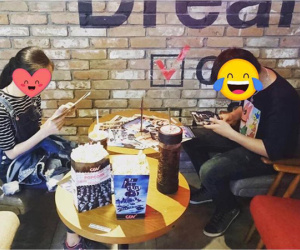 Chuẩn bị tỏ tình bạn gái, chàng trai muối mặt khi em trai ngồi bên thốt lên: 'Miệng chị hôi quá'