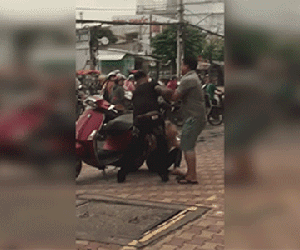 Phẫn nộ clip nam thanh niên thẳng chân đá vào đầu, đạp vào bụng bạn gái ngay giữa đường: 'Mày ngu thế, tao bảo không nghe'