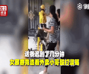 Shipper giao hàng chậm vài phút, người phụ nữ hung hãn đuổi theo đánh cho "lên bờ xuống ruộng" mới hả cơn giận