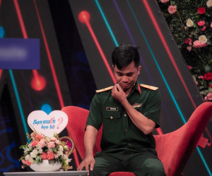 Nam Thư - Quyền Linh bối rối dỗ dành chàng Thiếu úy khóc như mưa vì gái trẻ ở 'Bạn muốn hẹn hò'