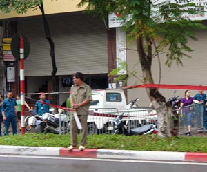 Cây phượng bật gốc, đè người đàn ông đi xe máy tử vong trên phố Hà Nội