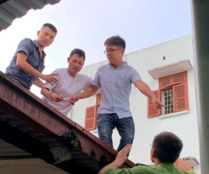 5 giờ giải cứu đối tượng nghi 'ngáo đá' trốn viện, nhảy múa trên nóc nhà