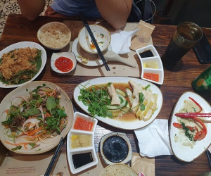 Đến quán cơm gà nổi tiếng, cô gái ăn mất ngon vì nhân viên nói năng thô tục nhưng cách xử lý lại gây tranh cãi